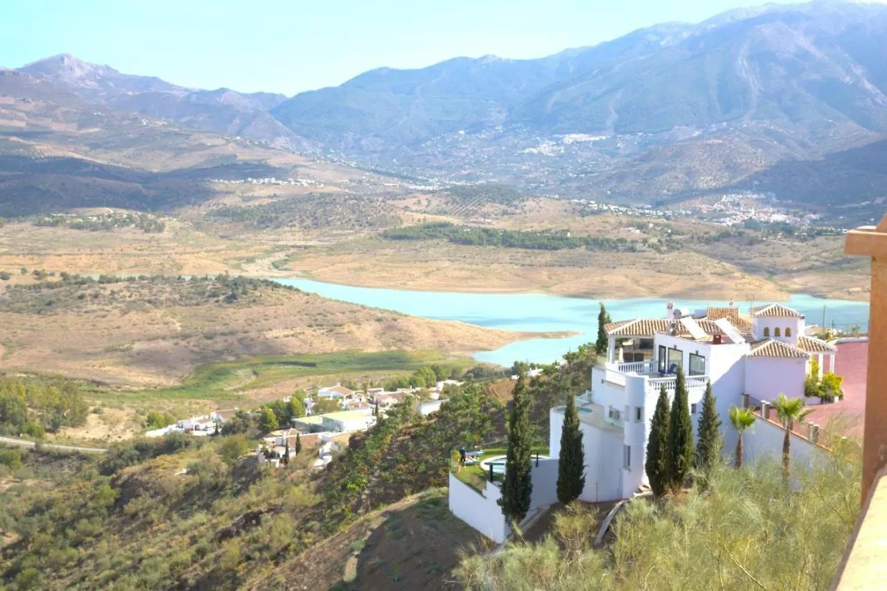 Vinuela Villa With Pool & Lake Views By Homing Chalet