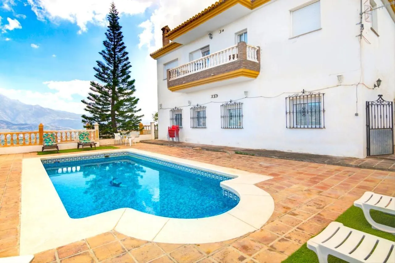 Vinuela Villa With Pool & Lake Views By Homing Chalet